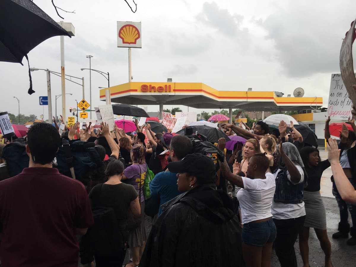 Decenas de manifestantes en Chicago realizaron protestas en la autopista Dan Ryan y otros puntos de la ciudad por las muertes de Philando Castile y Alton Sterling en Minnesota y Lousiana. Los dos jóvenes afroamericanos murieron baleados por oficiales de policía.