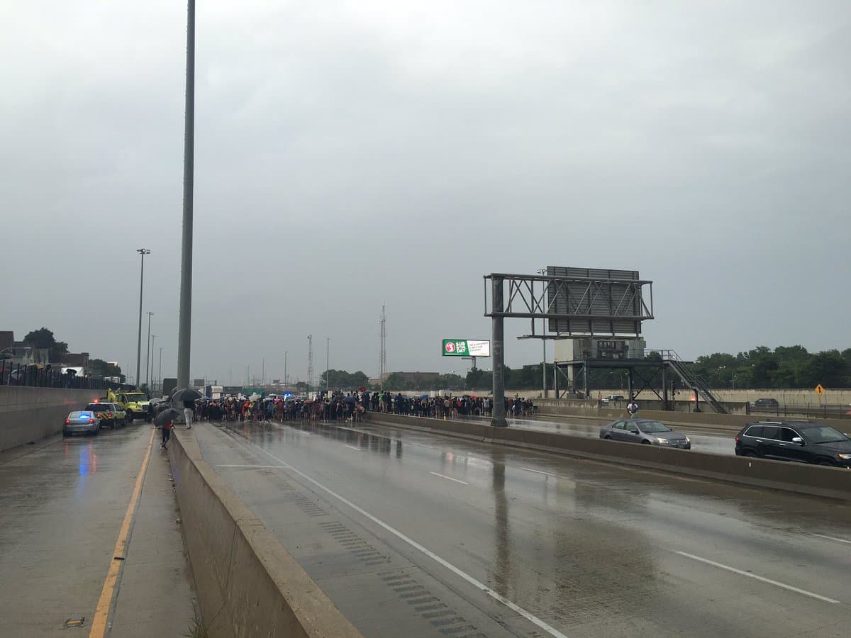 Decenas de manifestantes en Chicago realizaron protestas en la autopista Dan Ryan y otros puntos de la ciudad por las muertes de Philando Castile y Alton Sterling en Minnesota y Lousiana. Los dos jóvenes afroamericanos murieron baleados por oficiales de policía.