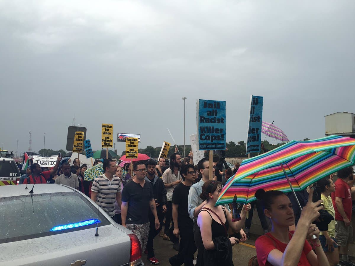 Decenas de manifestantes en Chicago realizaron protestas en la autopista Dan Ryan y otros puntos de la ciudad por las muertes de Philando Castile y Alton Sterling en Minnesota y Lousiana. Los dos jóvenes afroamericanos murieron baleados por oficiales de policía.