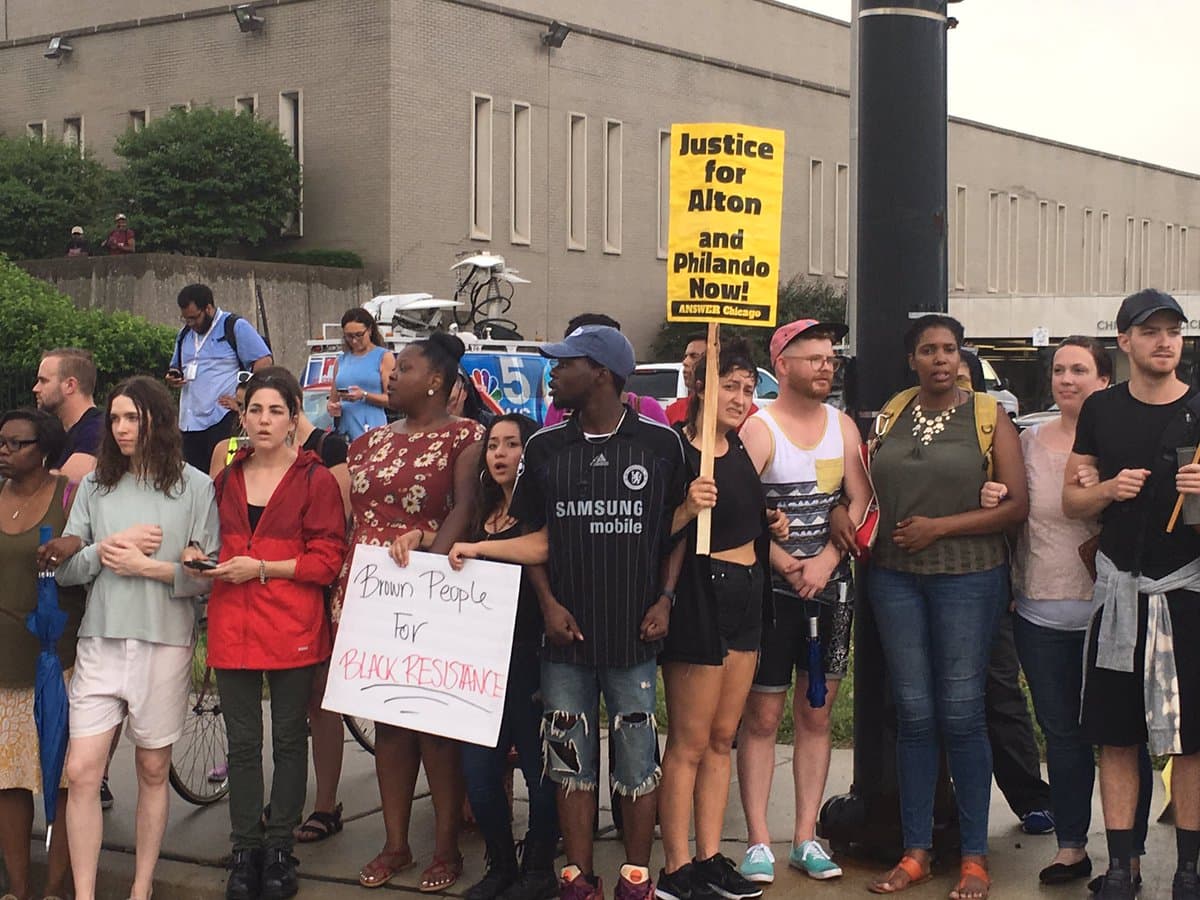 Decenas de manifestantes en Chicago realizaron protestas en la autopista Dan Ryan y otros puntos de la ciudad por las muertes de Philando Castile y Alton Sterling en Minnesota y Lousiana. Los dos jóvenes afroamericanos murieron baleados por oficiales de policía.