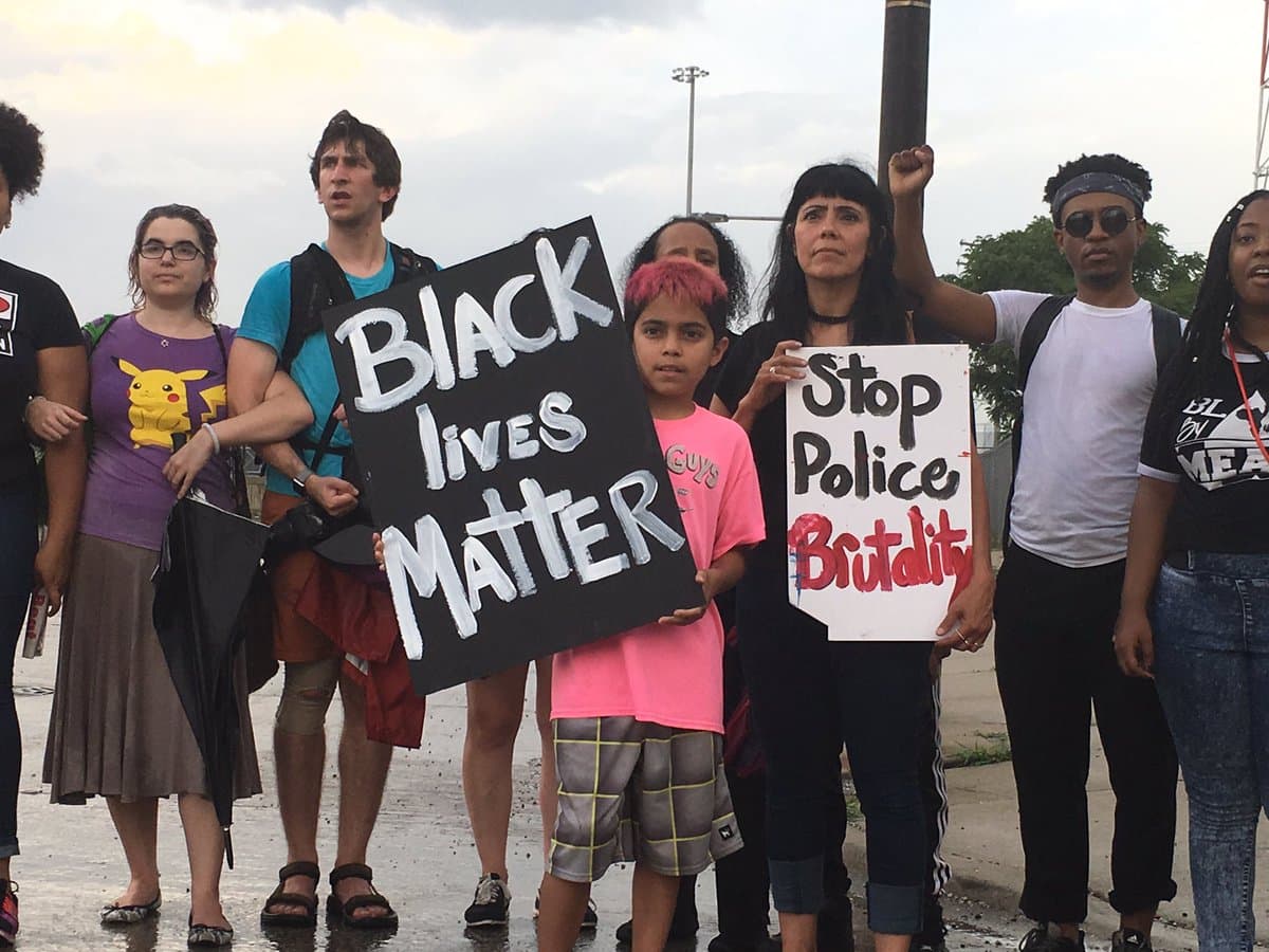 Decenas de manifestantes en Chicago realizaron protestas en la autopista Dan Ryan y otros puntos de la ciudad por las muertes de Philando Castile y Alton Sterling en Minnesota y Louisiana. Los dos jóvenes afroamericanos murieron baleados por oficiales de policía.
