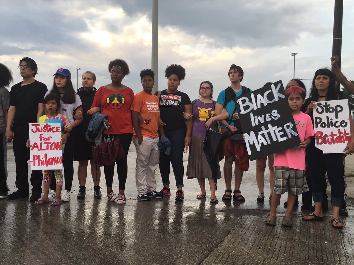 Decenas de manifestantes en Chicago realizaron protestas en la autopista Dan Ryan y otros puntos de la ciudad por las muertes de Philando Castile y Alton Sterling en Minnesota y Lousiana. Los dos jóvenes afroamericanos murieron baleados por oficiales de policía.