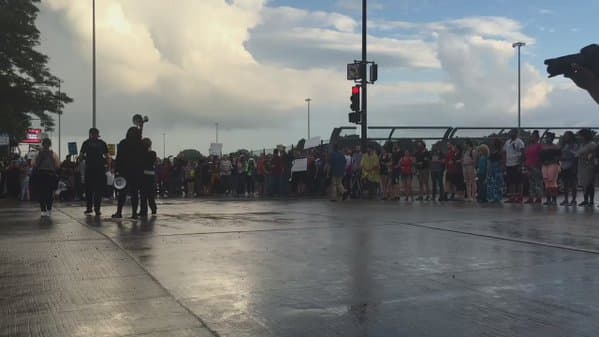 Decenas de manifestantes en Chicago realizaron protestas en la autopista Dan Ryan y otros puntos de la ciudad por las muertes de Philando Castile y Alton Sterling en Minnesota y Lousiana. Los dos jóvenes afroamericanos murieron baleados por oficiales de policía.
