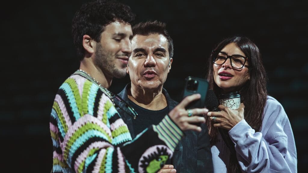 Sebastián Yatra, Adrián Uribe y Alejandra Espinoza durante los ensayos de Premio Lo Nuestro 2023.