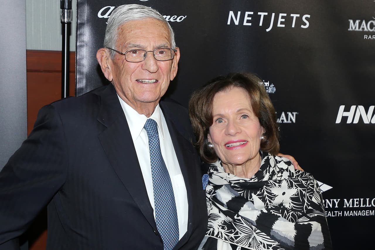 <b>Eli y Edythe Broad (Biden).</b> Hasta el 9 de septiembre el inversionista y su esposa habían colaborado con 158,400 dólares, directamente a la campaña de Biden. Su aporte total al Partido Demócrata es de 5.7 millones