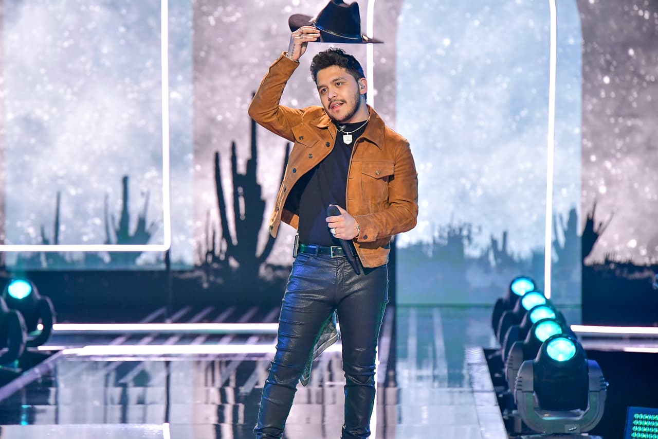 Él mostró su agradecimiento levantando su sombrero.