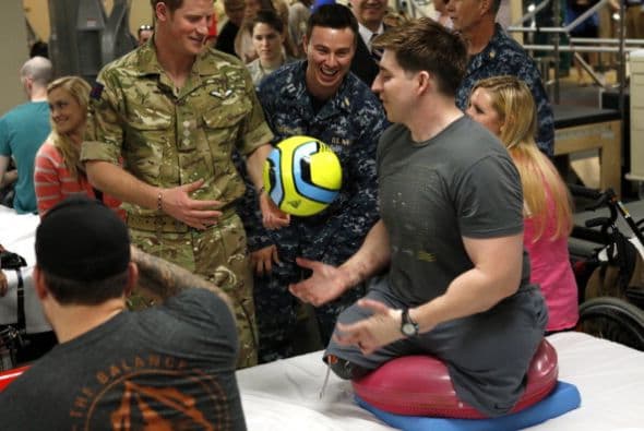 Después dio un recorrido por el centro de rehabilitación y prótesis para el personal de servicio del Centro Nacional Walter Reed de Medicina
