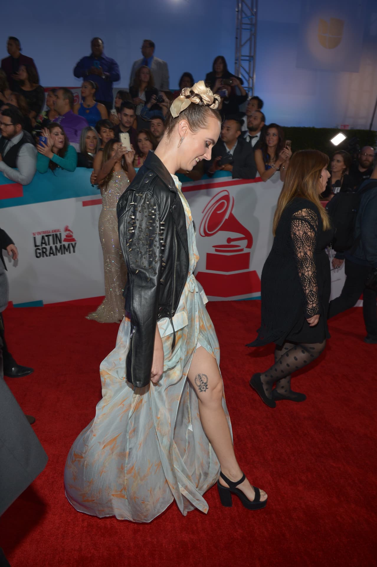 MO durante su recorrido por la alfombra.