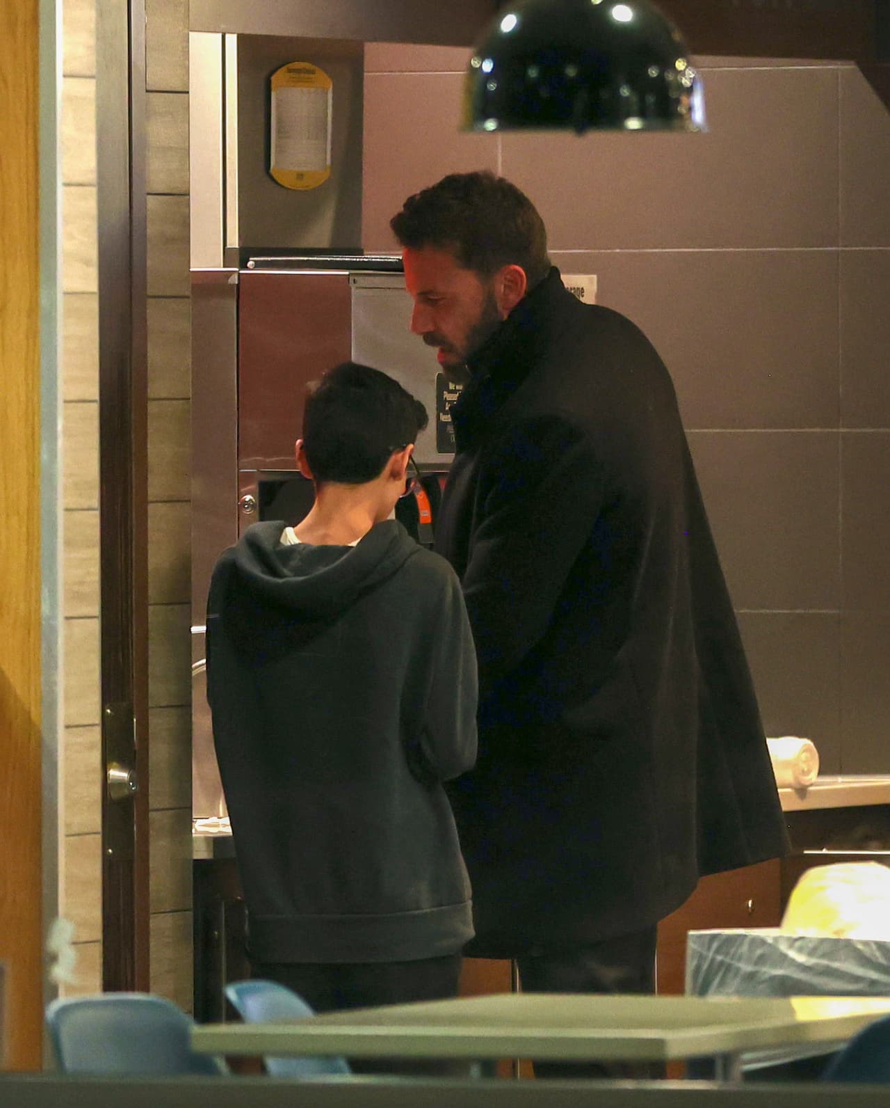 Max y su padrastro se sirvieron refresco antes de encontrarse de nuevo con la protagonista de 'Marry Me', custodiada por el personal de seguridad mientras esperaba.