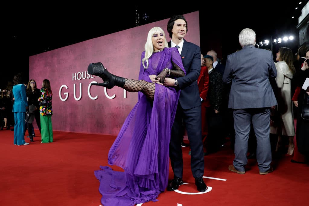 Respecto a las botas de plataforma con tacón de aguja, Lady Gaga no tuvo problemas para caminar en ellas y presumió sus piernas con seguridad.