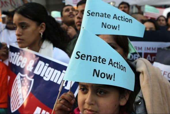 Un grupo de senadores elabora un proyecto de ley que, de ser aprobado por el Congreso, pondría en vigor una nueva tarjeta de identificación biométrica que dejaría sin oportunidades a los indocumentados para conseguir empleo en Estados Unidos. Ver toda la información