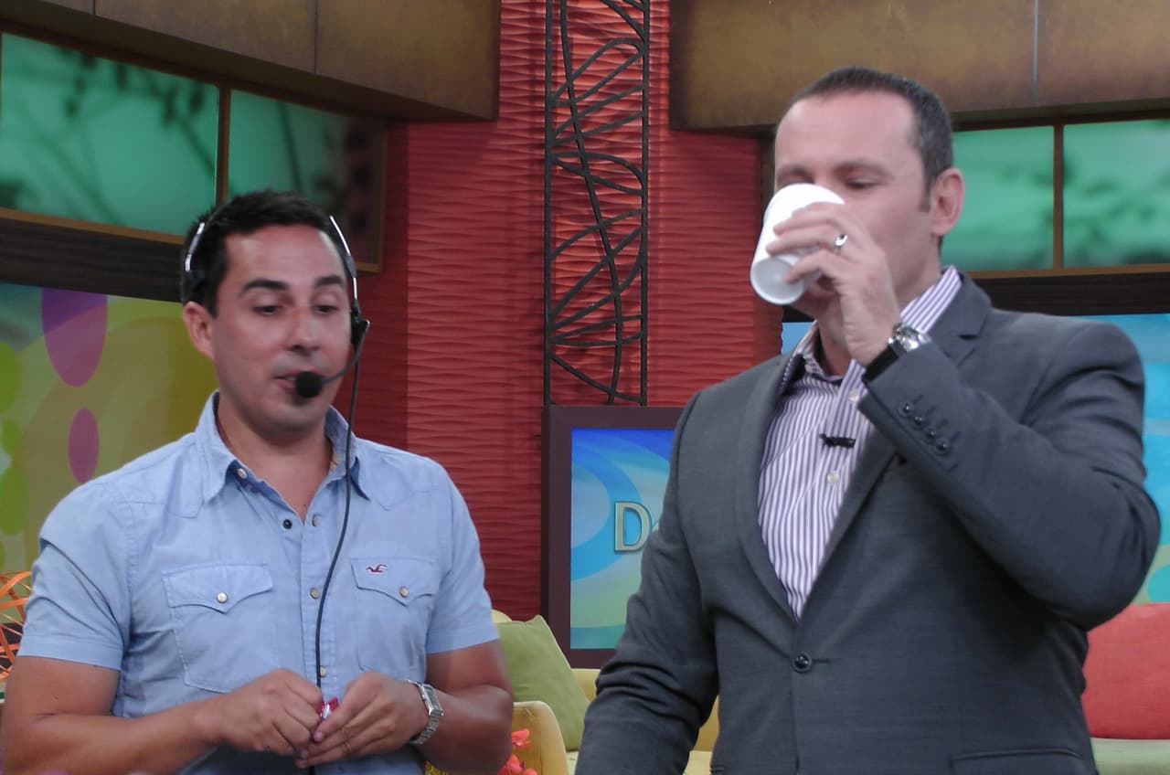 ¡Qué calor! Alan no deja de hidratarse.