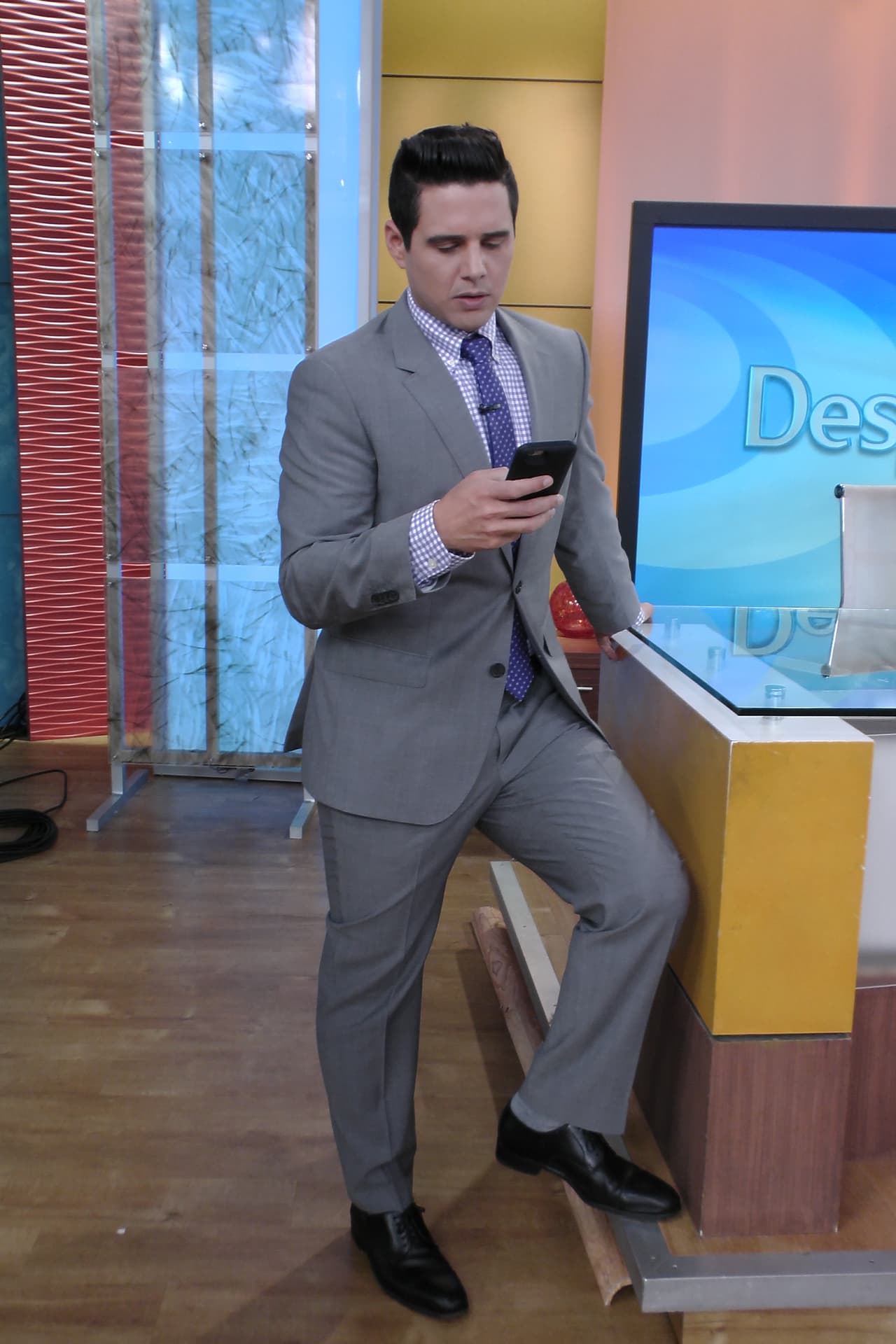 Alejandro poniéndose al día con las noticias en la web.