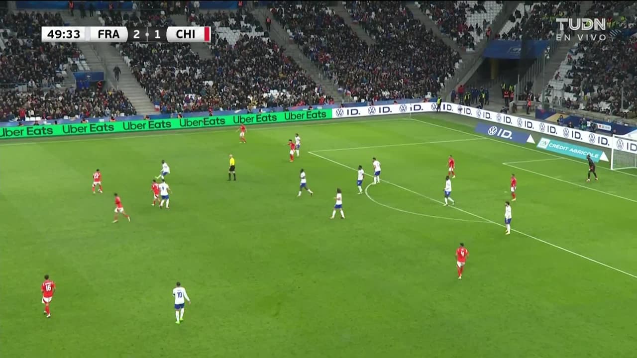 ¡CERCA! Eduardo Vargas disparó que se estrella en el poste.