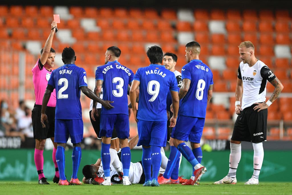 El solitario gol de Carlos Soler desde los once pasos le da la victoria 1-0 a Valencia sobre Getafe.