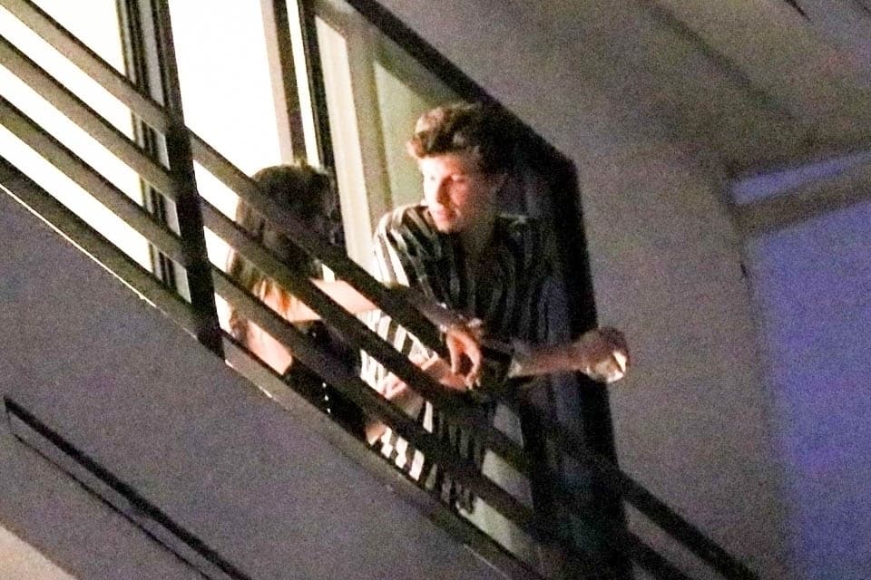 En una entrevista para la revista 
<b><a href="https://www.rollingstone.com/music/music-features/camila-cabello-interview-romance-shawn-mendes-912838/" target="_blank">Rolling Stone</a></b>, la cantante de 22 años dijo que todo comenzó en 2015, cuando los dos colaboraron en la canción 
<b><a href="https://www.youtube.com/watch?v=ngORmvyvAaI" target="_blank">'I know what you did last summer'.</a></b>