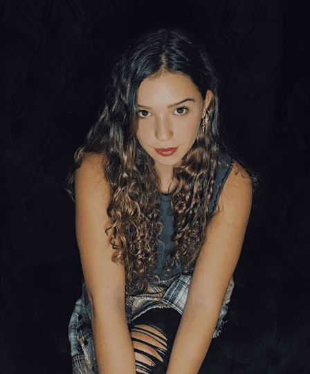 Su concierto en vivo se llevó a cabo en diciembre de 2021, en donde su papá cantó a su lado.