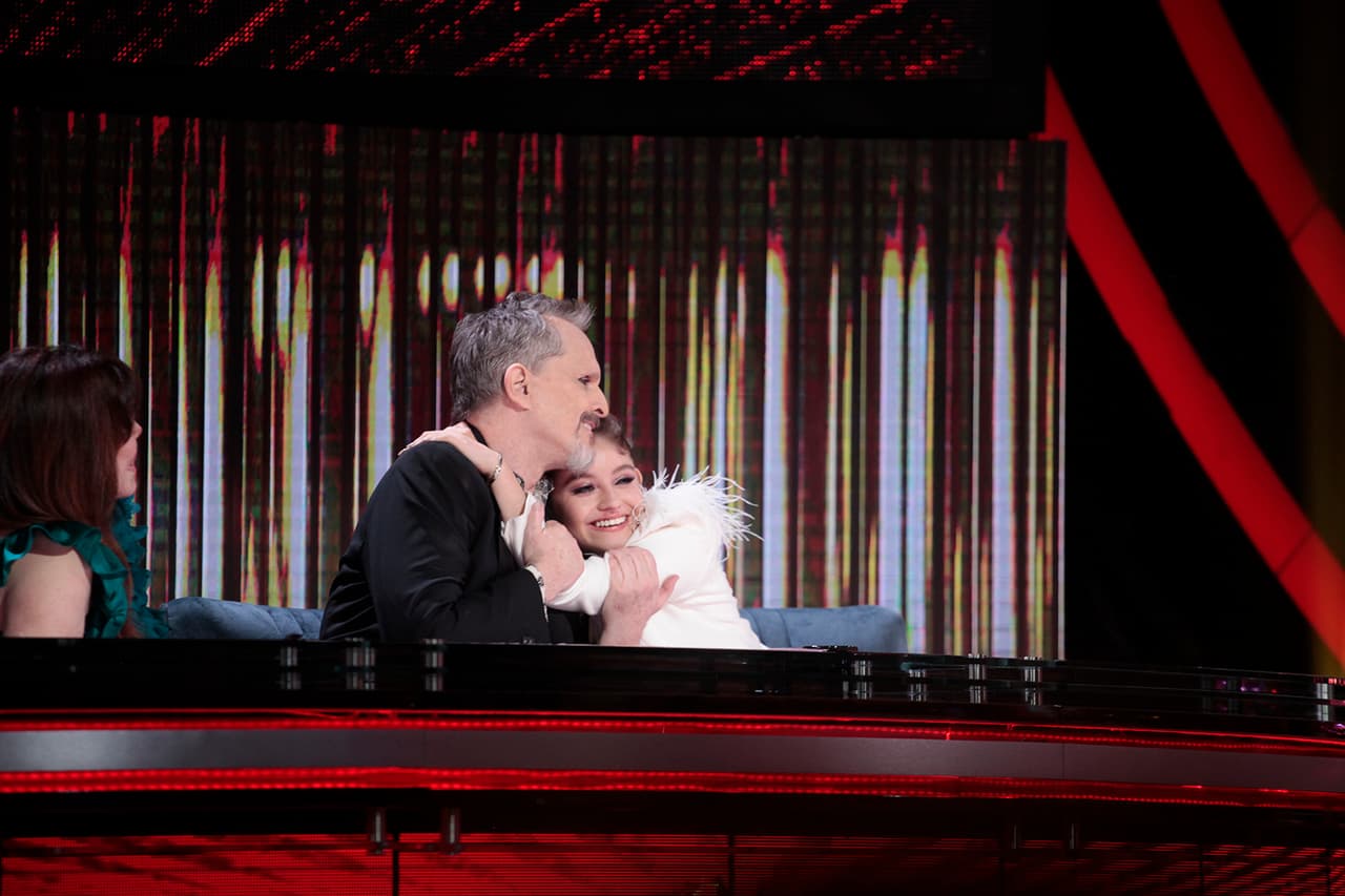 Después de haber besado a Galilea, quien le dejó rastros de su labial rosa en los labios, se dirigió a besar a la más pequeña de los jueces, Karol Sevilla.