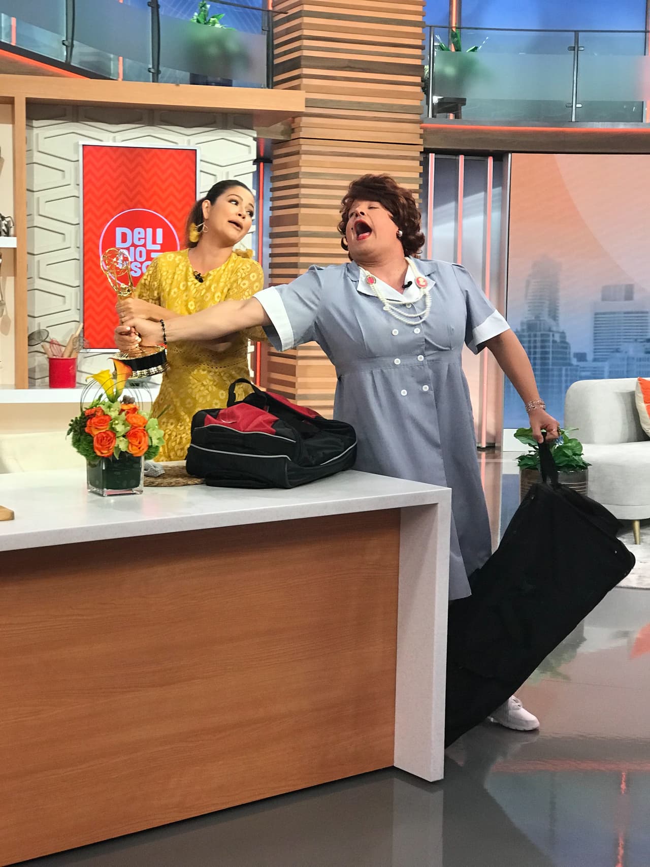 La conductora mexicana tuvo que usar la fuerza para detener a Doña Meche, quien insistía en llevarse el Emmy al lugar donde, supuestamente, Eugenio Derbez la haría famosa.