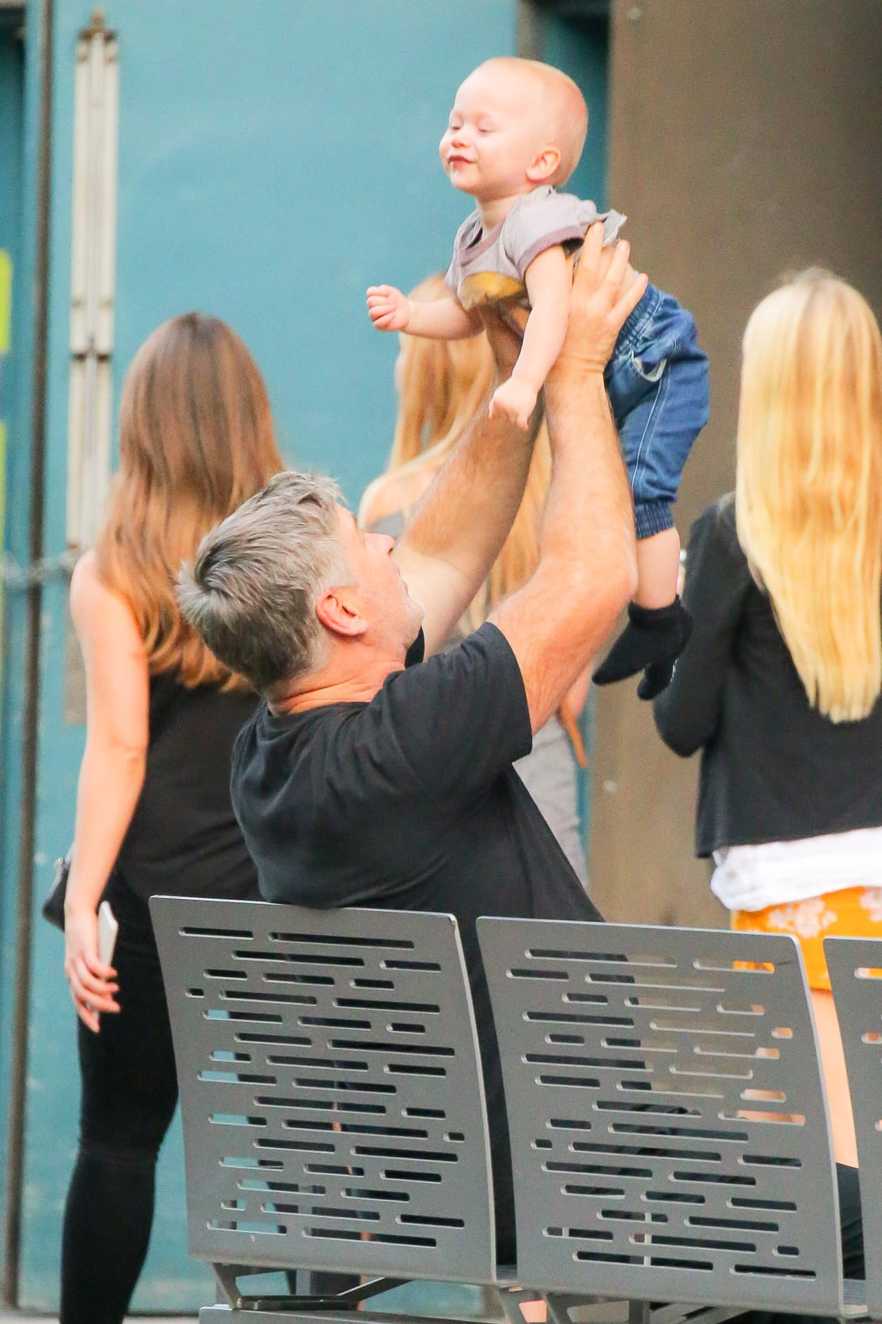 Levantó a Rafael en el aire.