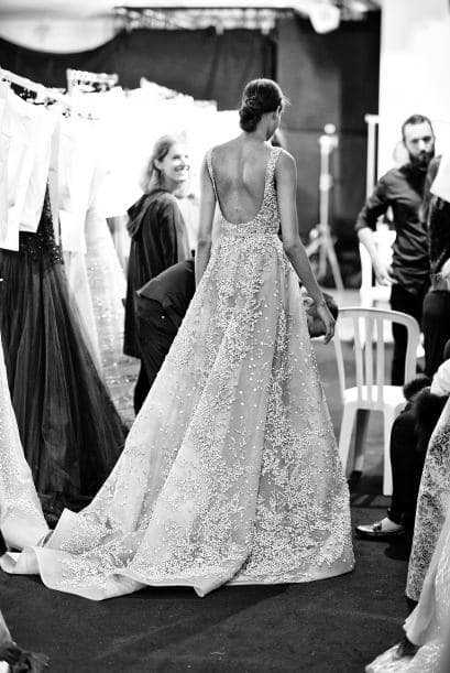 También se vale un escote que conserve el 'look' prudente, puede ser en la espalda.