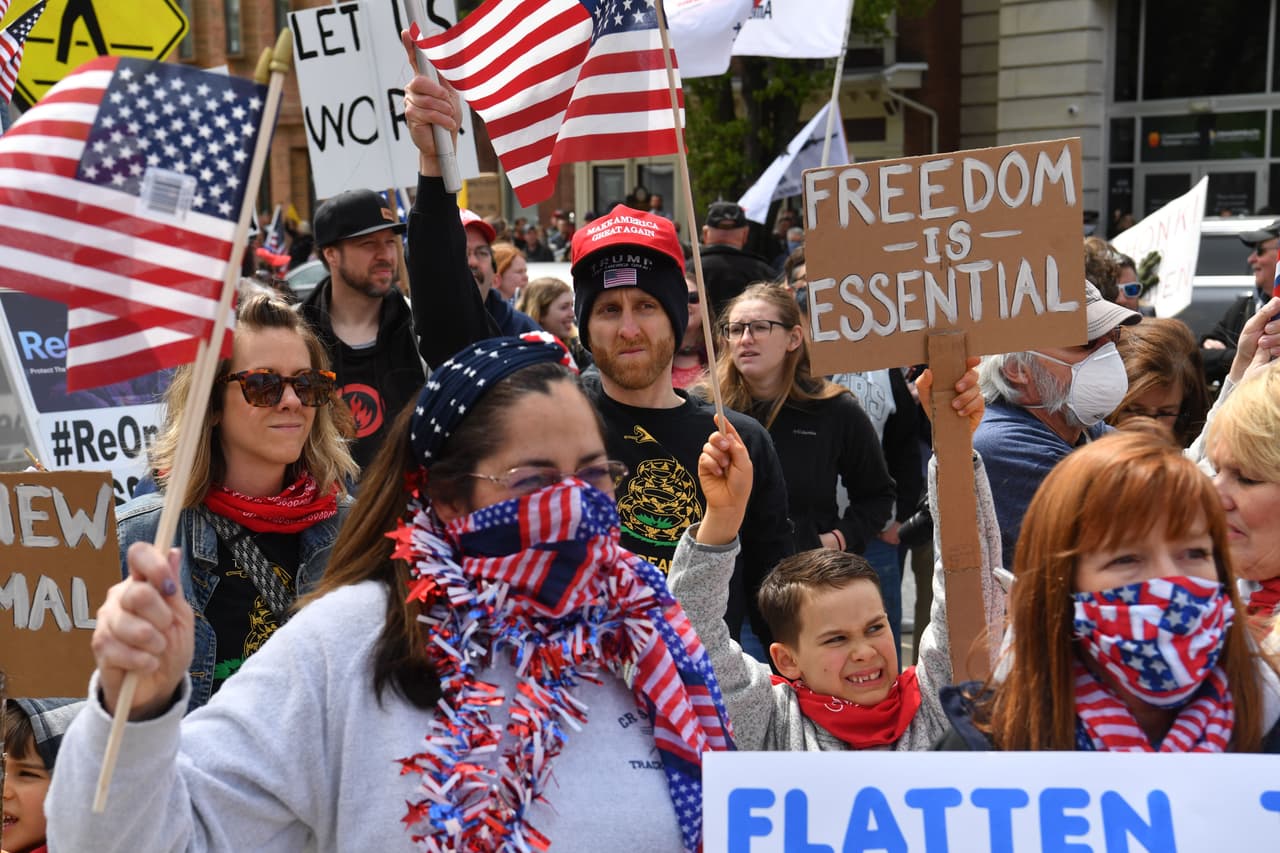 Algunos manifestantes llevaban máscaras protectoras, pero muchos no, y el distanciamiento social quedó en segundo plano en la multitud.