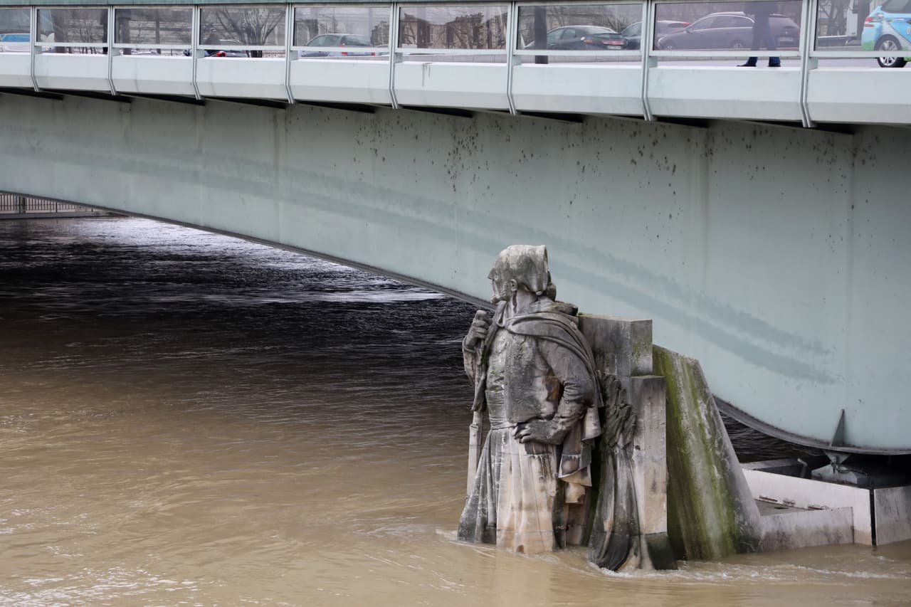 La estatua de Zuavo de París, instrumento popular de medida de las crecidas del río, ya comienza a taparse con la crecida del Sena.