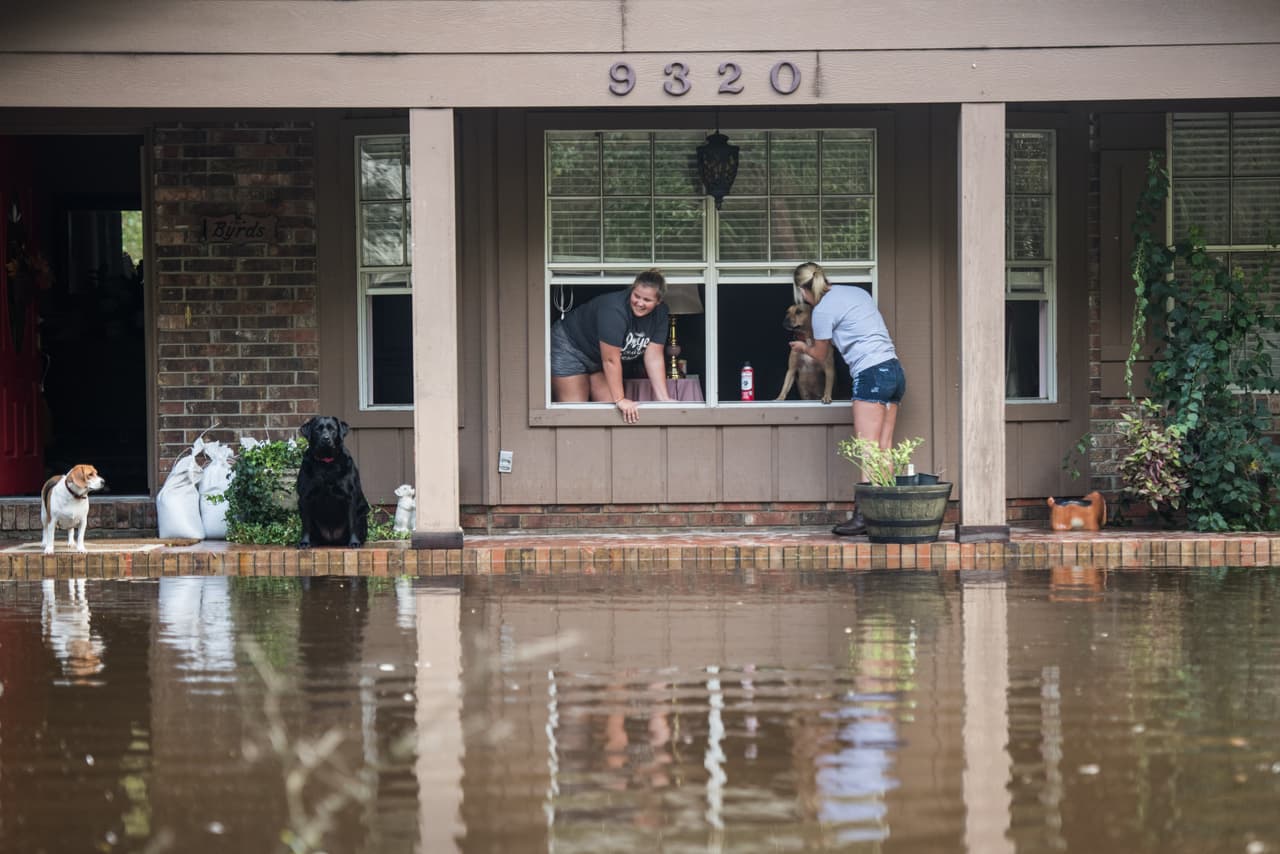 PALATKA, FLORIDA. Holly Lands y Morgan Lindsey en el frente de su casa sque fue inundada este fin desemana por el huracán Irma. Más de 5.5 millones de clientes en Florida ccontinuaban este martes 12 de septiembre sin electricidad, según la División de Manejo de Emergencias de Florida.
