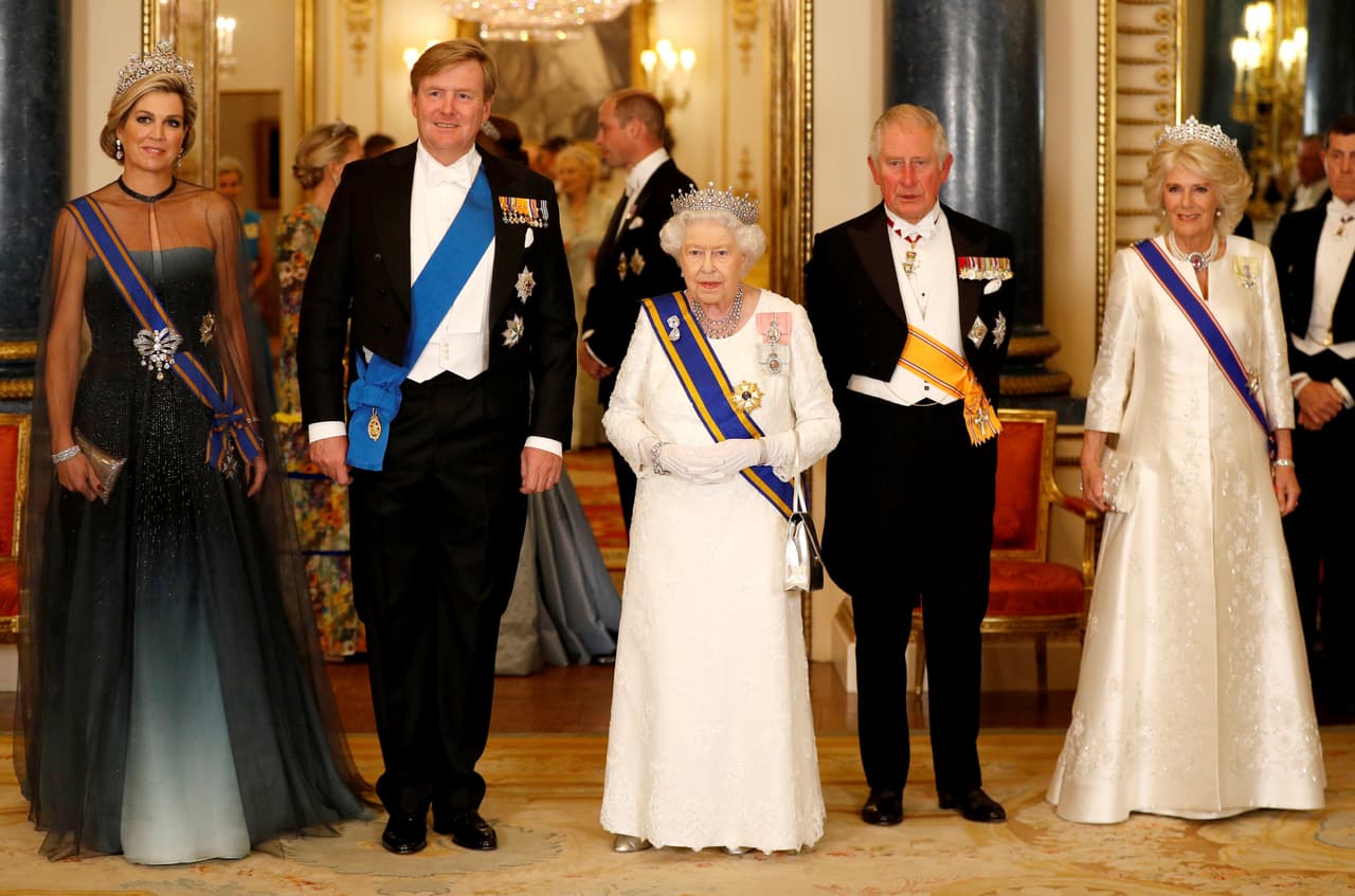 El martes se llevó a cabo en el palacio de Buckingham una elegante cena de Estado ofrecida por la reina de Inglaterra Isabel II para honrar a los reyes de Holanda Willem-Alexande y Máxima. Al evento asistieron también el príncipe Carlos acompañado de Camilla y, por supuesto, el príncipe William y Kate Middleton.