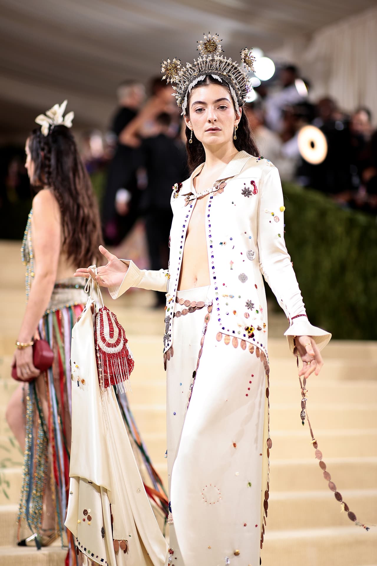 Los detalles florales también estuvieron presentes en el extravagante vestuario de la premiada cantante y compositora 
<b>Lorde</b> creado por Bode. El conjunto de falda larga y chaqueta destacó por su finos detalles y referencias al estilo indio americano. La aplicación en el cabello también robó cámara.