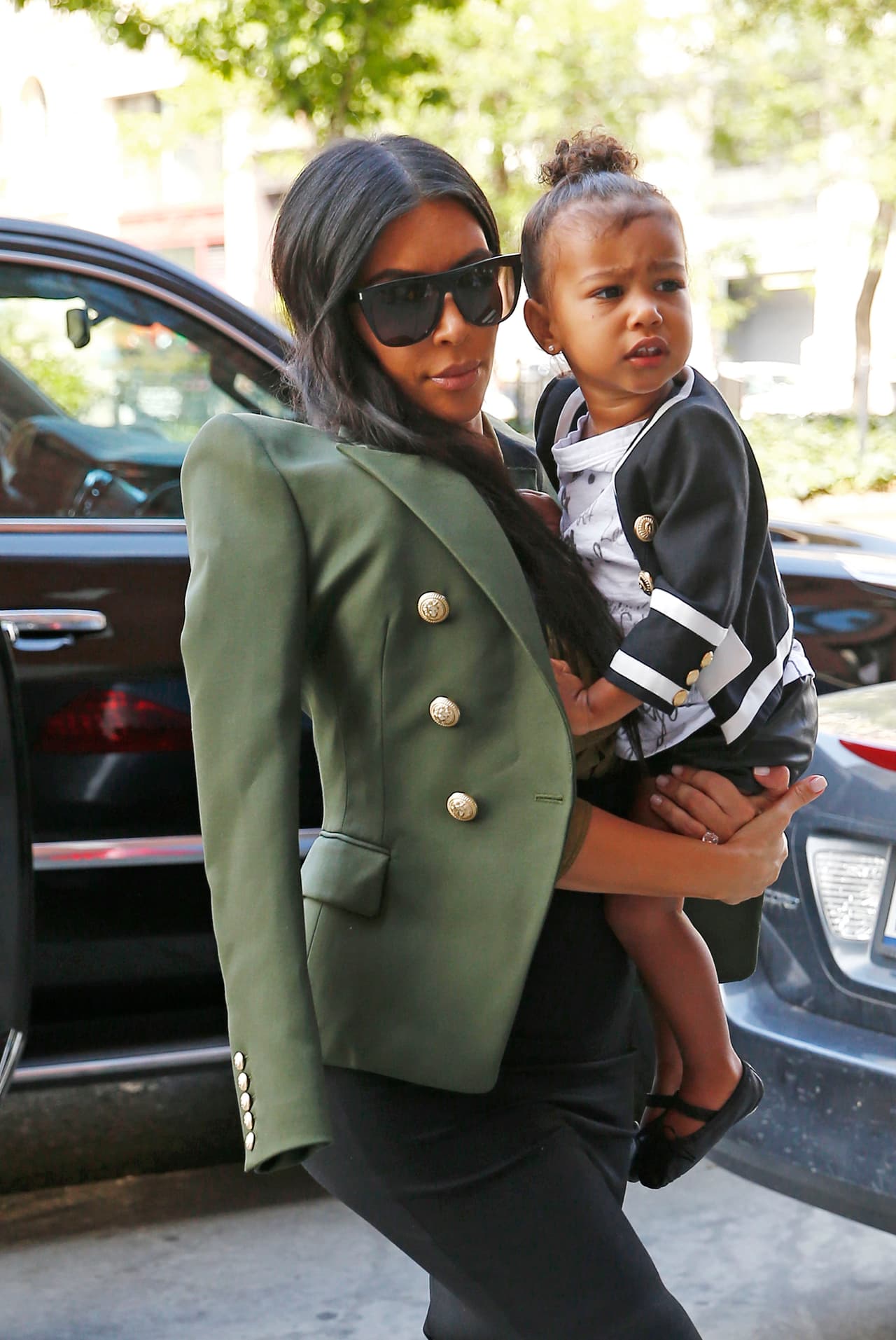 Kim Kardashian paseó en brazos a la pequeña Nori.