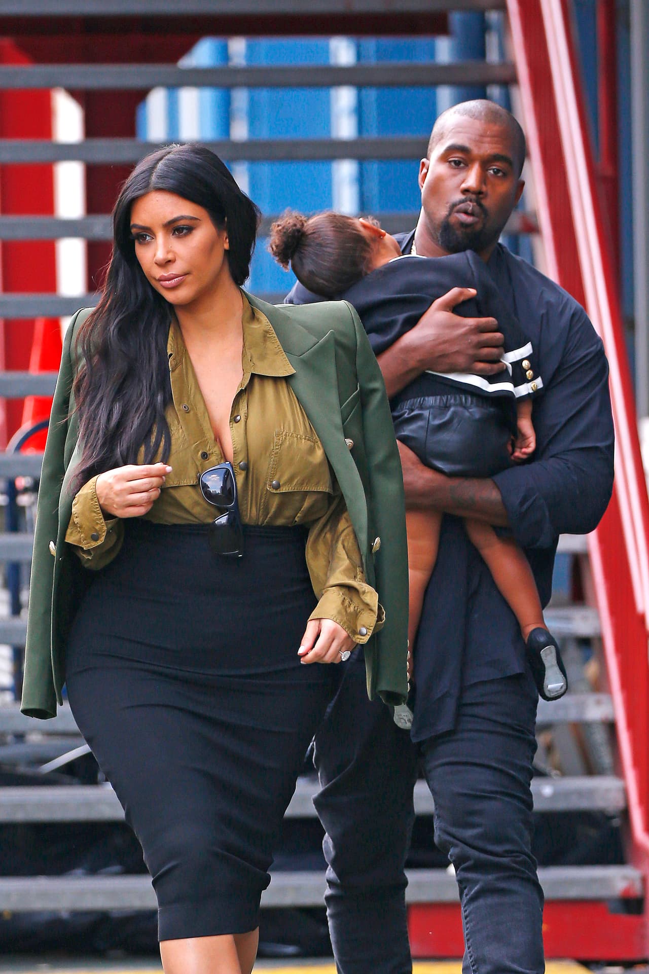 "Kanye sabe que he tenido tanta ansiedad con el nuevo bebé y todo lo que está pasando. Se ha esforzado, ha sido el padre más increíble, jugando con los niños y cosas así", agregó Kim Kardashian.