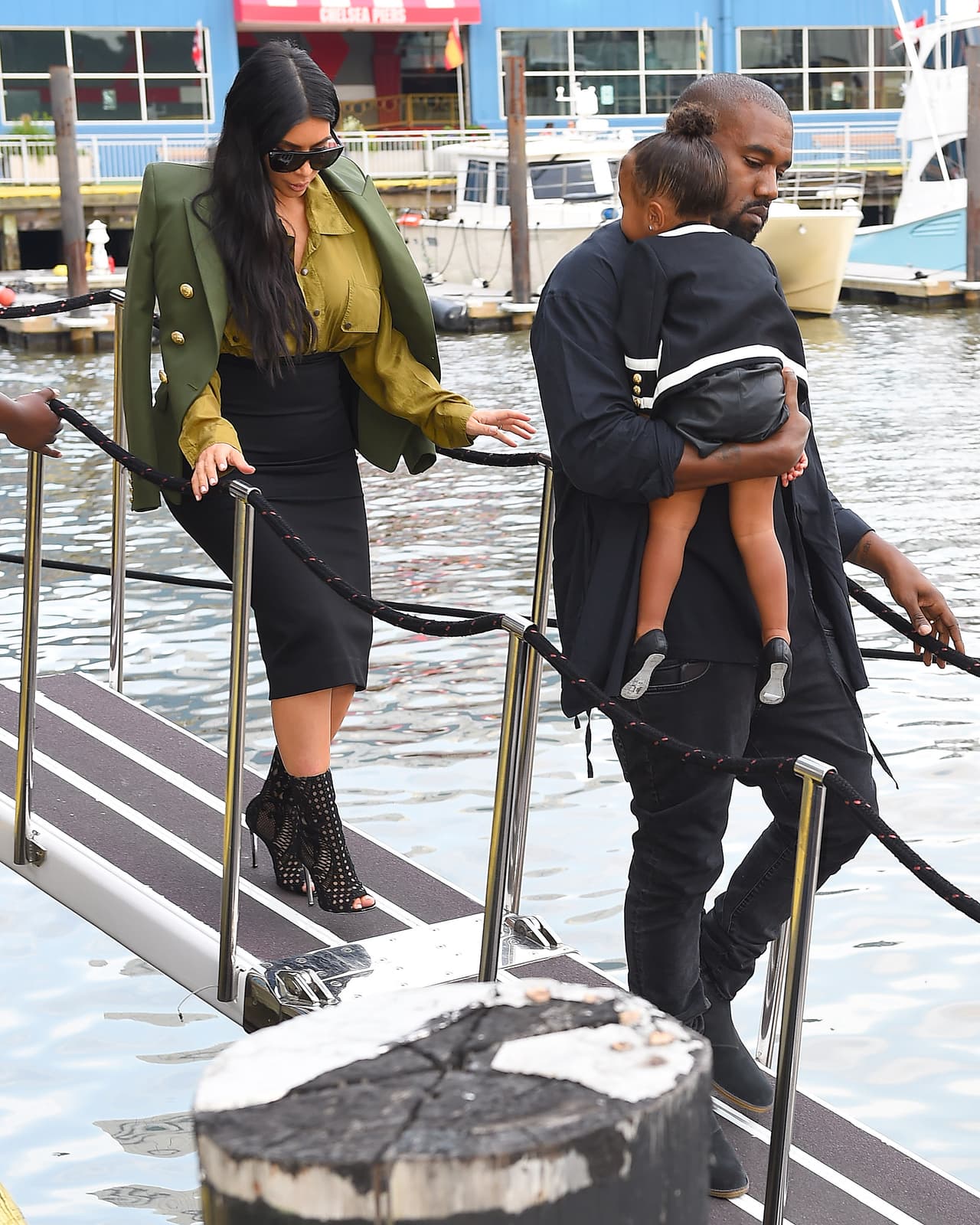 Cargó a su pequeña hija en brazos.