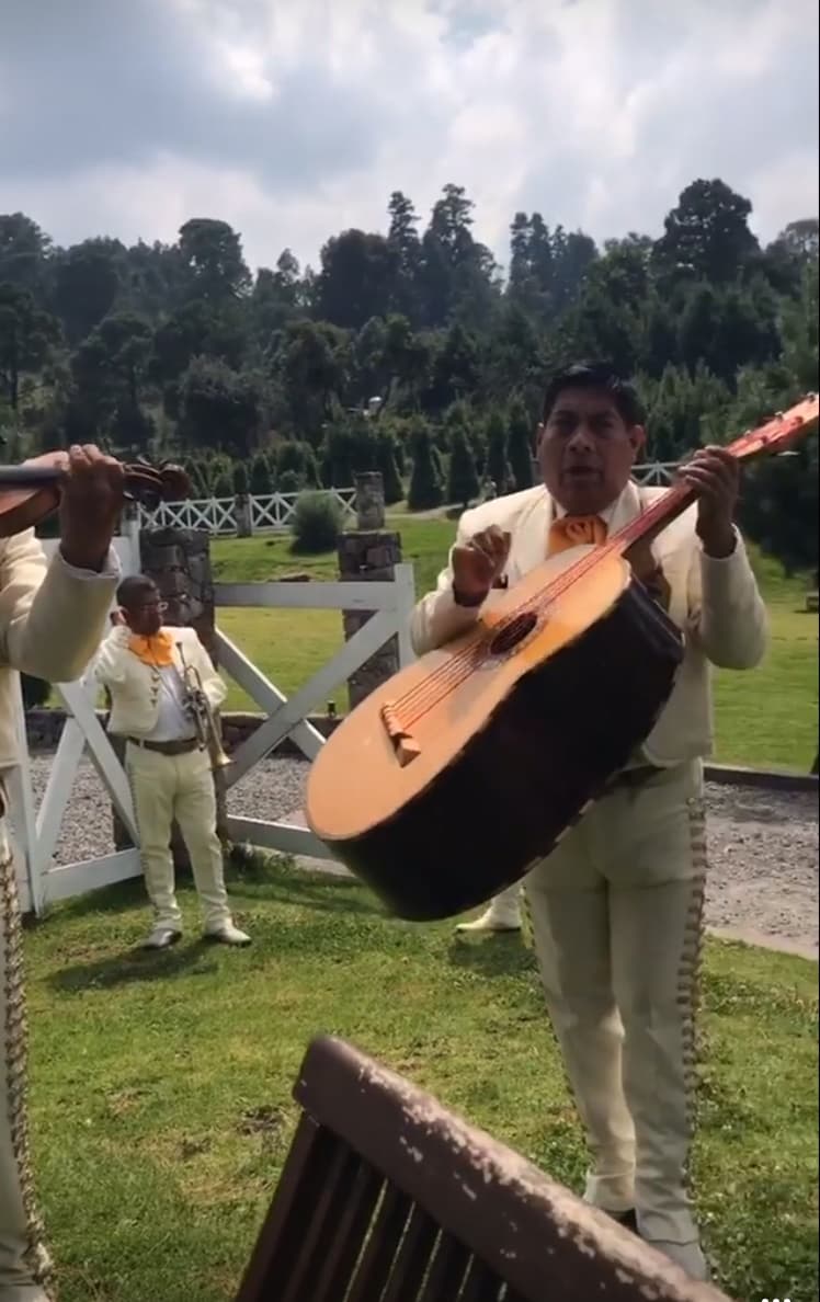 La fiesta de la protagonista de 'La doble vida de Estela Carrillo' estuvo amenizada por mariachi y un grupo norteño.