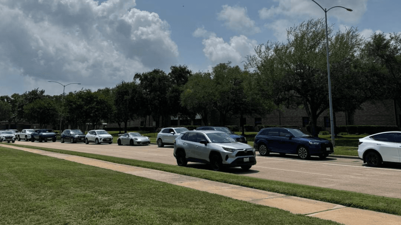 Paquete sospechoso moviliza a autoridades en una escuela católica en Sugar Land