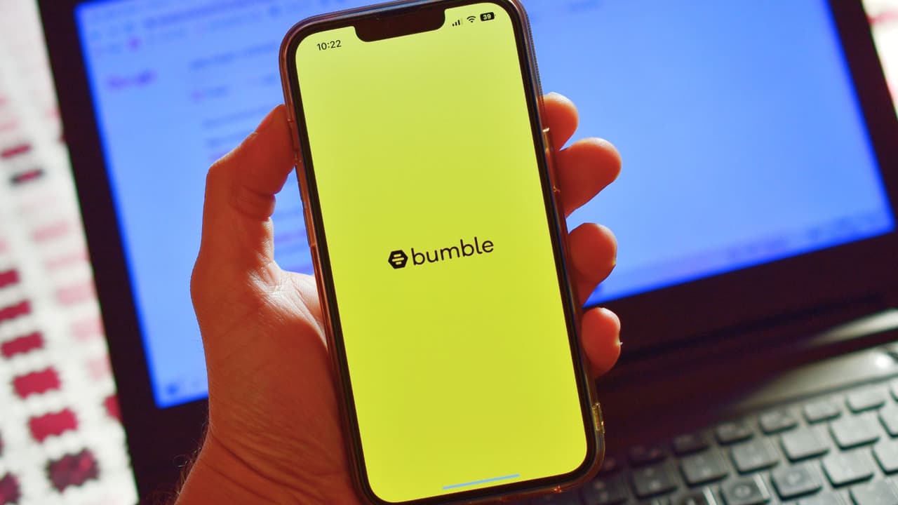 Bumble, la app de citas donde “las mujeres dan el primer paso”, anunció este martes, desde su sede en Texas, que 
<b>despedirá a cerca del 30% de su fuerza laboral global, es decir, unas 240 personas</b>, en medio de una fuerte caída en su valor de mercado y una transformación interna para 
<b>“posicionarse mejor para el futuro”.</b>