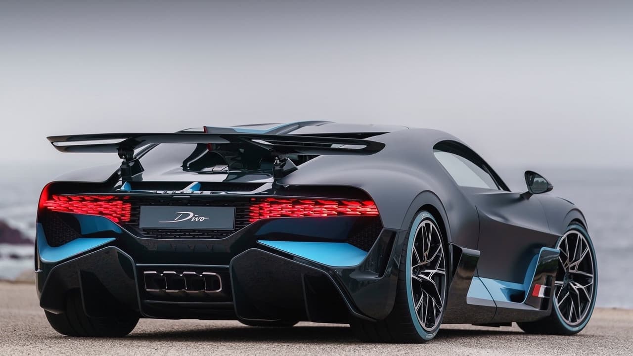 Sin embargo, a pesar del déficit de velocidad máxima en relación al Bugatti Chiron, el nuevo Divo supera a su hermano mayor con facilidad en las 
<b>pistas con curvas</b>. Este auto fue creado para atacar curvas.