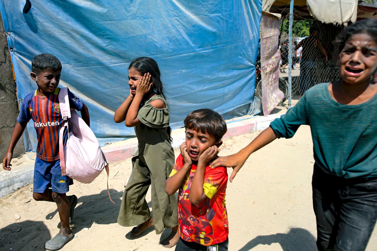 Niños palestinos son evacuados luego de que Israel atacara sus refugios en Khan Younis, en el sur de la Franja de Gaza, el sábado 13 de julio de 2024.