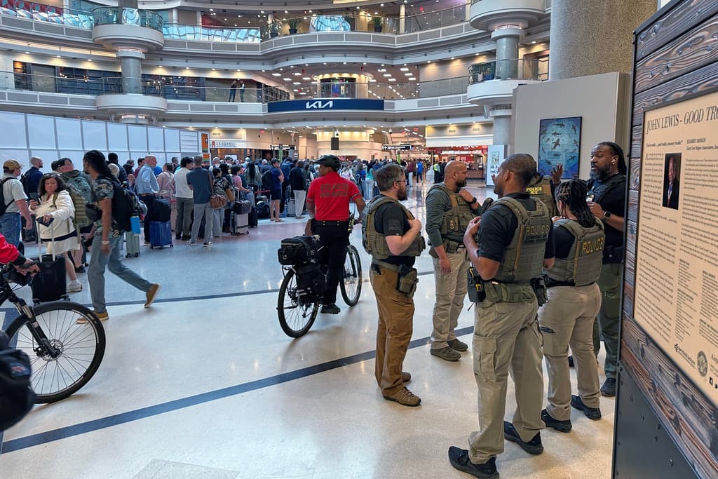 A los 
<b>agentes federales de ICE y HSI se les ha visto principalmente cerca de las zonas de revisión de TSA</b> por lo regular en grupos y conversando entre ellos. 
<br>
<br>
<b>No se ha confirmado hasta cuándo permanecerán en el aeropuerto de Atlanta</b> y los otros 13 donde sean desplegados. 
<br>