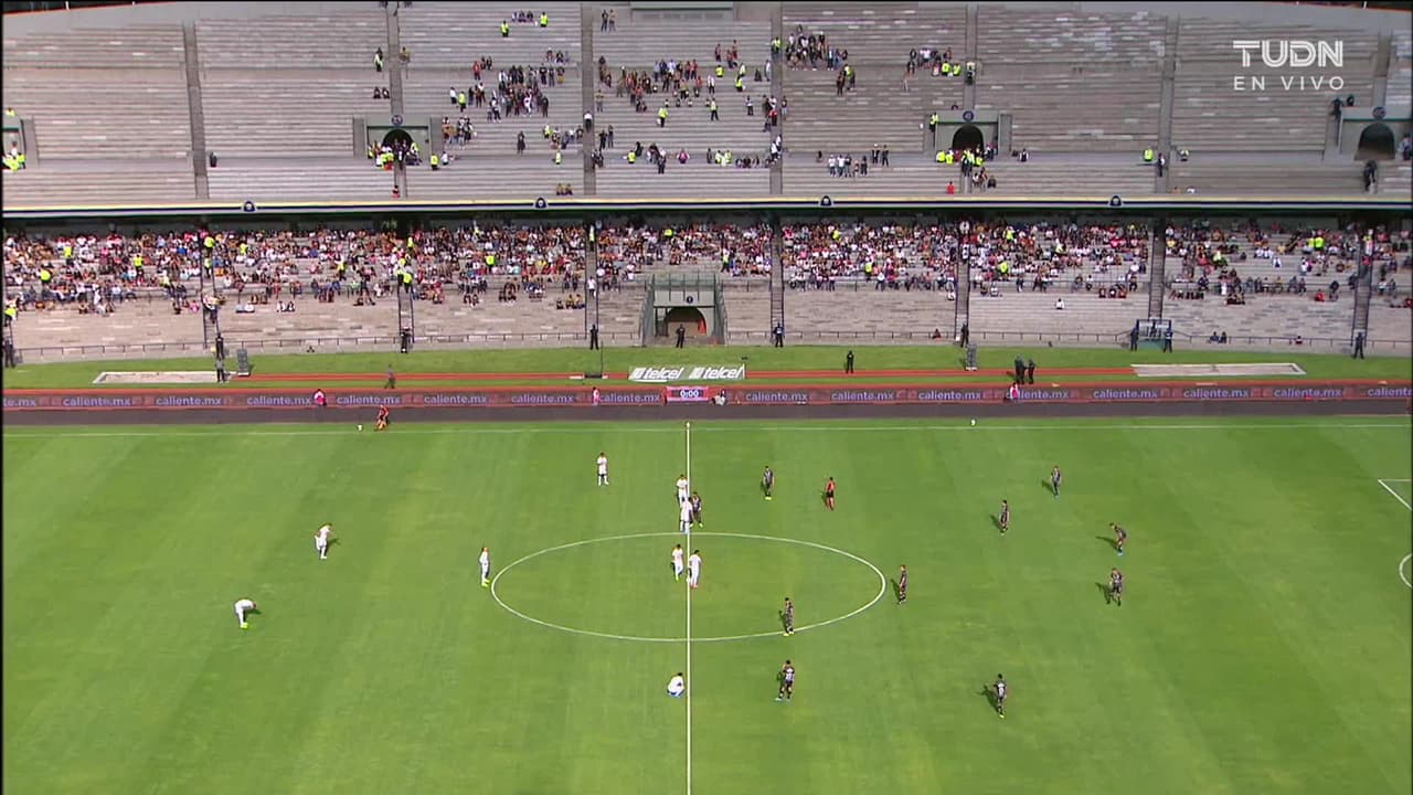 Arranca el partido y la pelota está en juego.