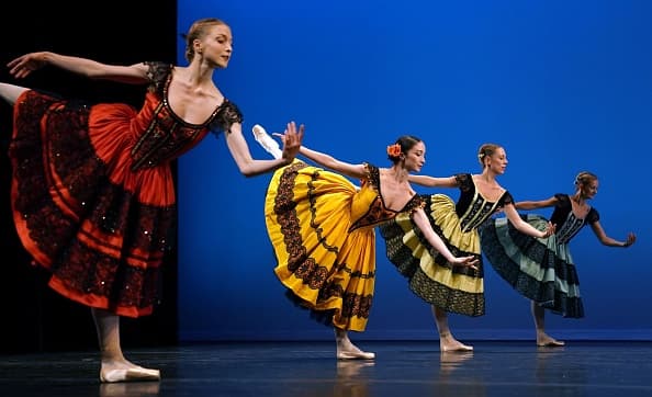 Bailarines del Royal Danish Ballet interpretan una escena de "The Bournonville Legacy" durante un ensayo general antes del estreno en el Joyce Theater de Nueva York.