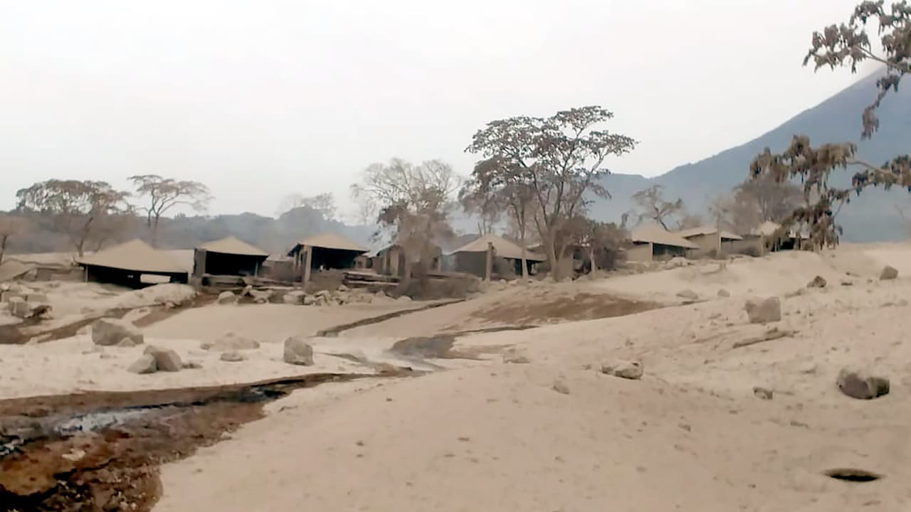 Un grupo de casas destruidas por la lava en Alotenango.