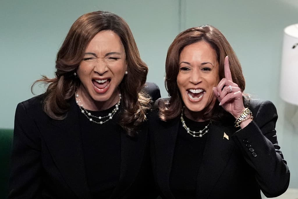 Kamala Harris apareció en 'Saturday Night Live' junto a su imitadora, Maya Rudolph. (AP Photo/Jacquelyn Martin)
<br>
