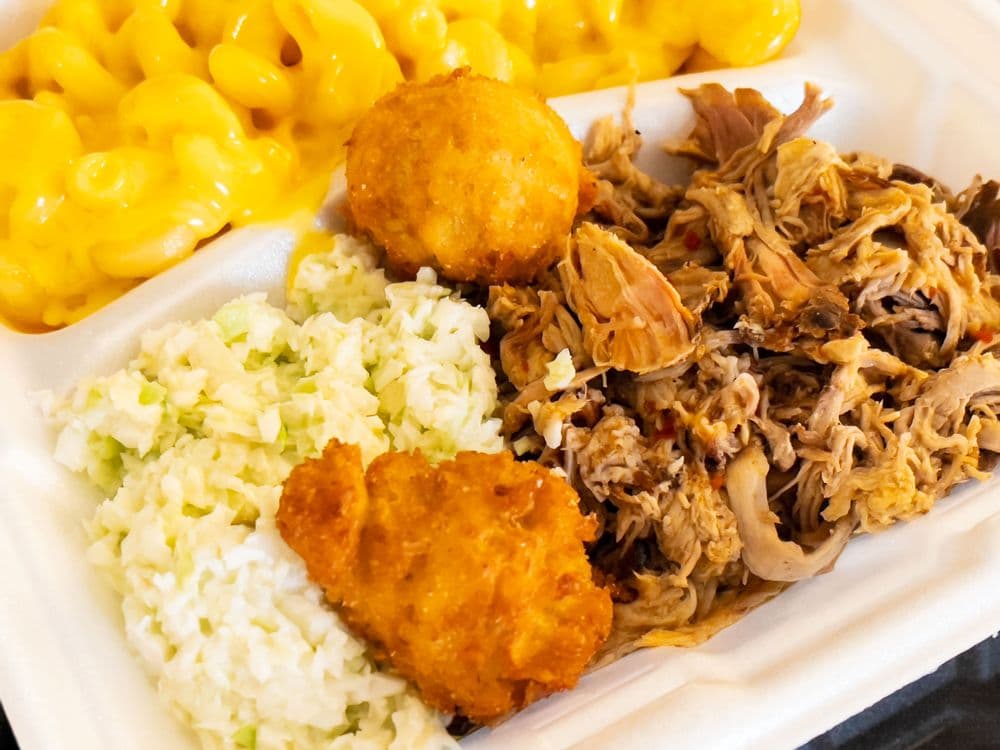 <b>Chop Shop BBQ & Grill</b>
<br>Dirección: 210 E Six Forks Rd. Raleigh, NC. 27609
<br>Teléfono: (919) 896-8101
<br>Sitio web: 
<a href="https://chopshopbbqgrill.com/">https://chopshopbbqgrill.com/</a> 
<br>
<b><a href="https://goo.gl/maps/REmbU1rEmTUT7q98A">Cómo llegar</a></b>
<br>
<br>En Yelp, una usuaria dijo: “Después de visitar muchos otros lugares de barbacoa alrededor de Raleigh, este lugar, sin duda, tiene el mejor cerdo desmenuzado ahumado. Es la parrillada estilo occidental de Carolina con vinagre rojo, ácida y deliciosa”.