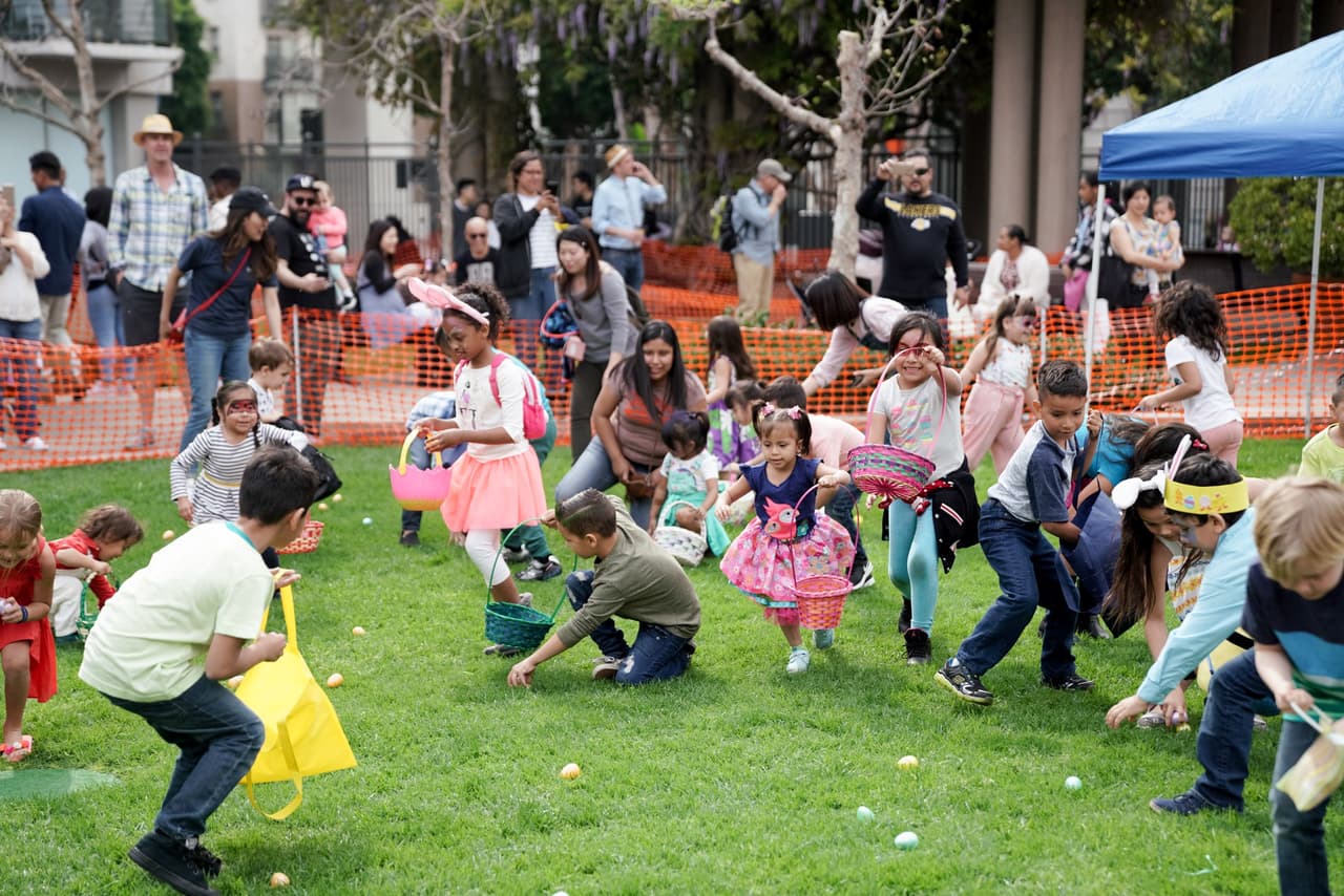 <b>“Easter Fest” en Grand Hope Park</b>
<br>Con más de 20,000 huevos esperando ser encontrados, esta gran fiesta se lleva a cabo en el corazón de la ciudad de Los Ángeles. Se esperan más de 3,000 personas en este evento en el que casi siempre se agotan los boletos.
<br>
<br>Downtown Los Ángeles
<br>21 de abril, 1 p.m. – 5 p.m.
<br>$6
<br>
<a href="http://newcitychurchla.com/easterfest/" target="_blank">http://newcitychurchla.com/easterfest/</a>