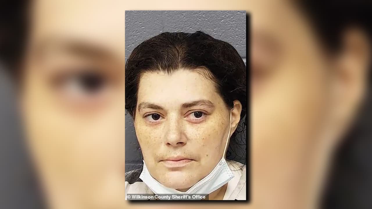 Mary Katherine "Katie", enfrenta un cargo de asesinato en segundo grado y crueldad hacia los niños en segundo grado.