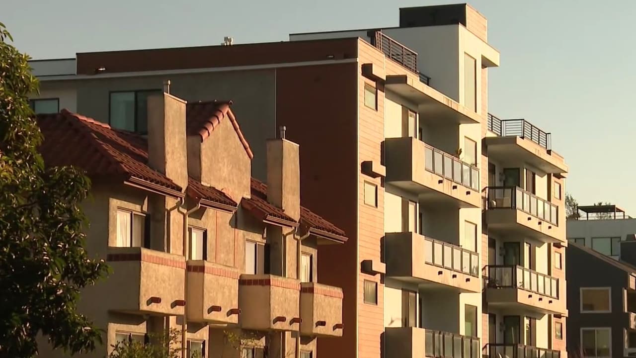 Propuesta federal amenaza con desalojar a miles de familias inmigrantes en Los Ángeles