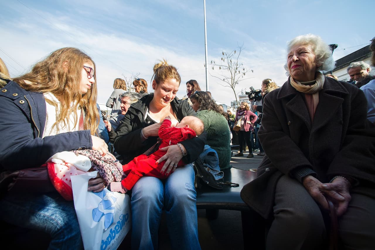 La OMS recomienda la alimentación a libre demanda, es decir, cada vez que el bebé lo pida debe ser alimentado.