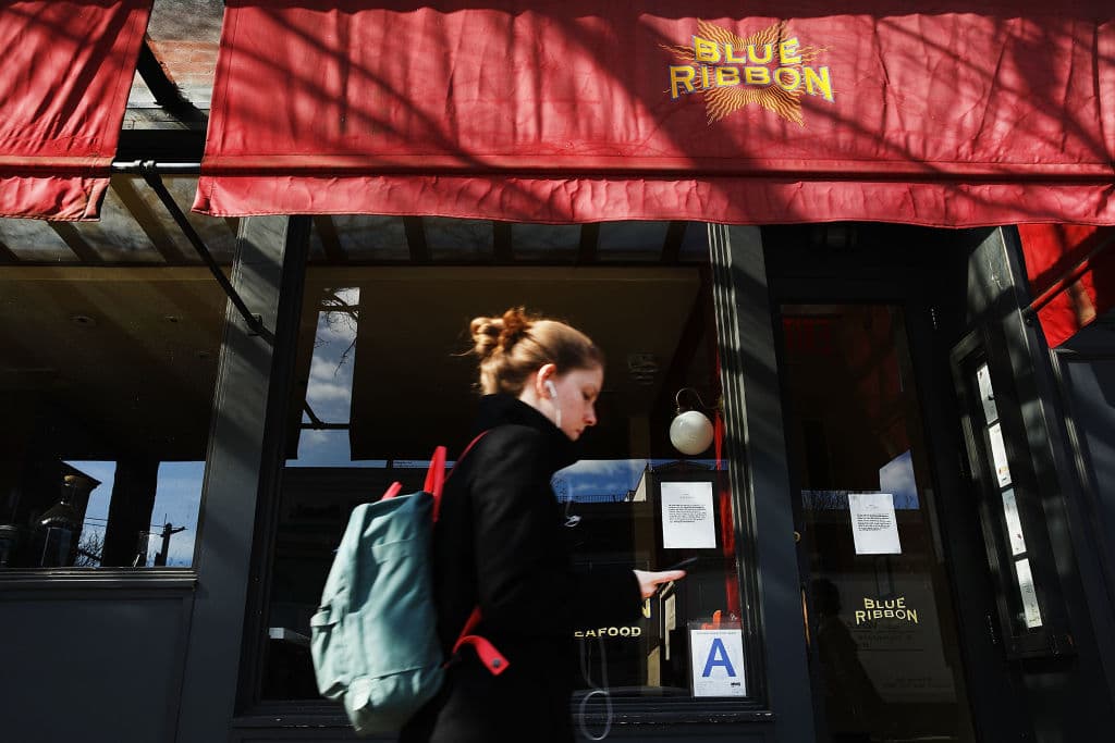 La gente camina frente al restaurante Blue Ribbon en Brooklyn. Negocios como este se manifestan a través de distintas partes de Estados Unidos en protesta a las políticas migratorias del presidente Donald Trump.