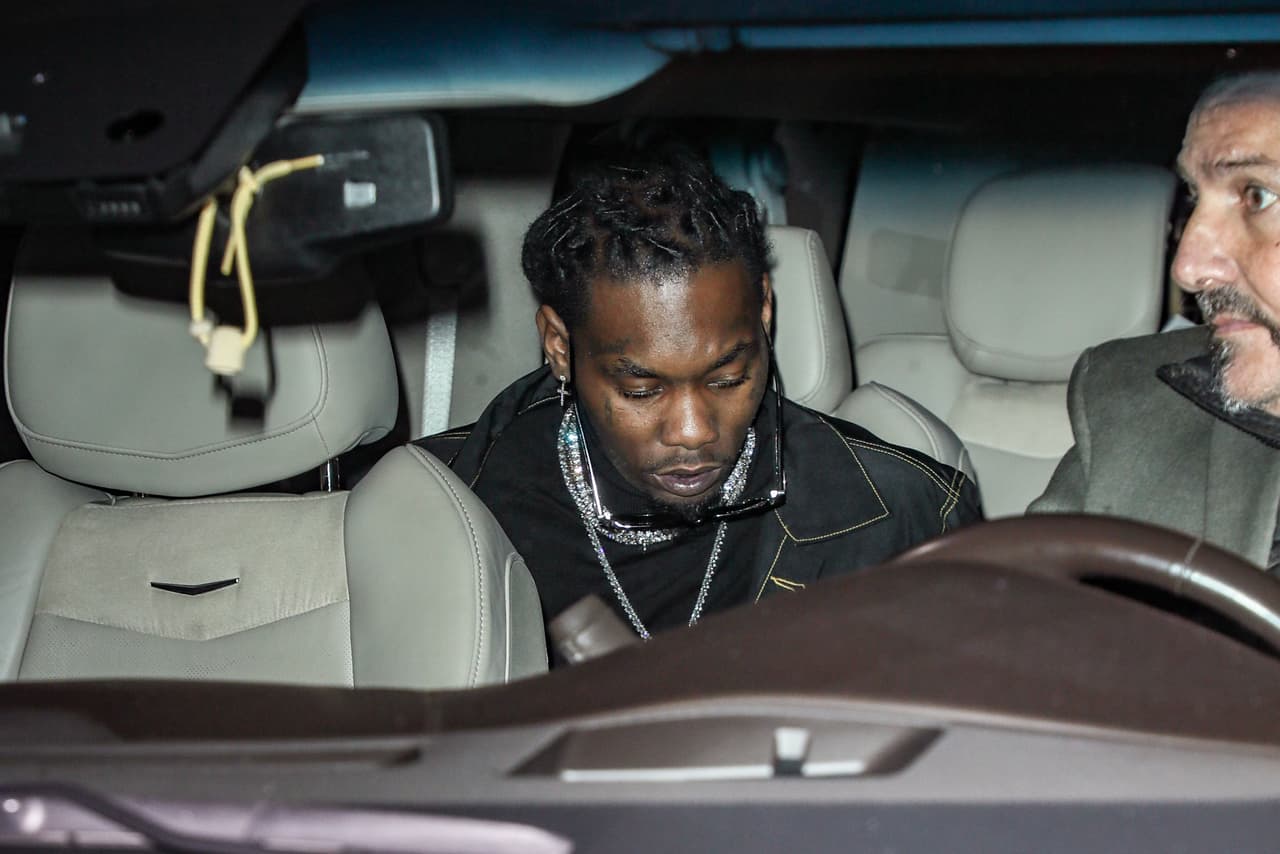 TMZ publicó un video en el que se observaba a Offset con una sudadera, con capucha amarilla, 
<b>preguntando a los oficiales por qué ha sido esposado</b>, mientras uno de ellos lo empuja hacia la pared.